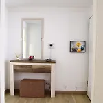 Renovated Centrally Located Wifi Lägenhet *