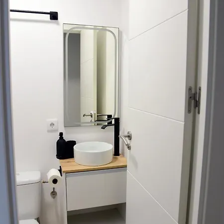 Renovated Centrally Located Wifi Apartamento *